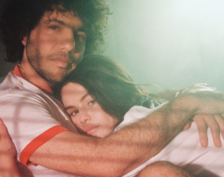 Selena Gomez & benny blanco – Scared of Loving Yo