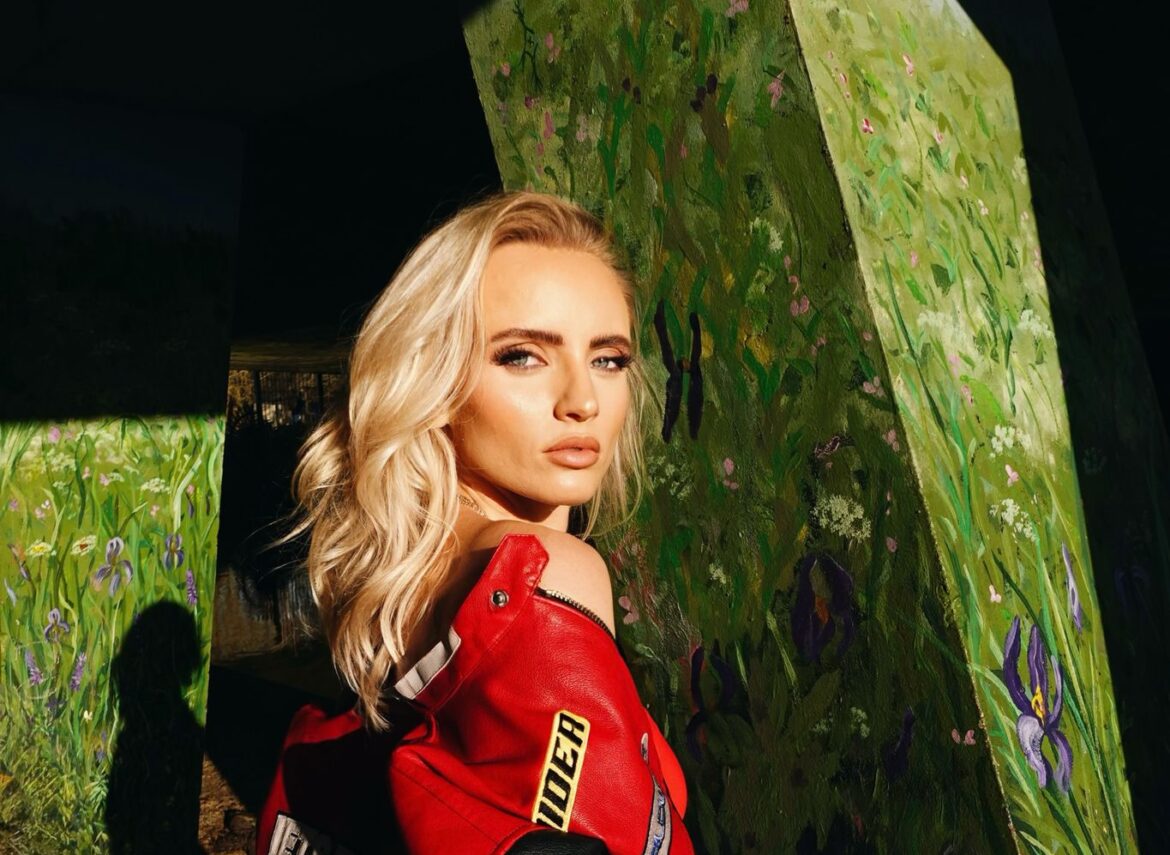 The Meyers Bros ft. Livvy Lauren – Give A Little Love